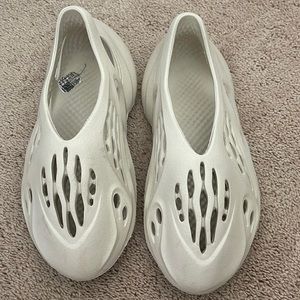 YEEZY WHITISH/NUDSISH FOAM RUNNERS